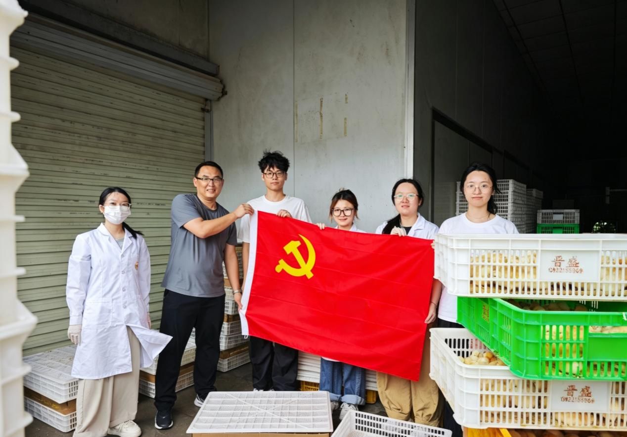 畜牧兽医党支部在晋邦禽业开展检测服务合影