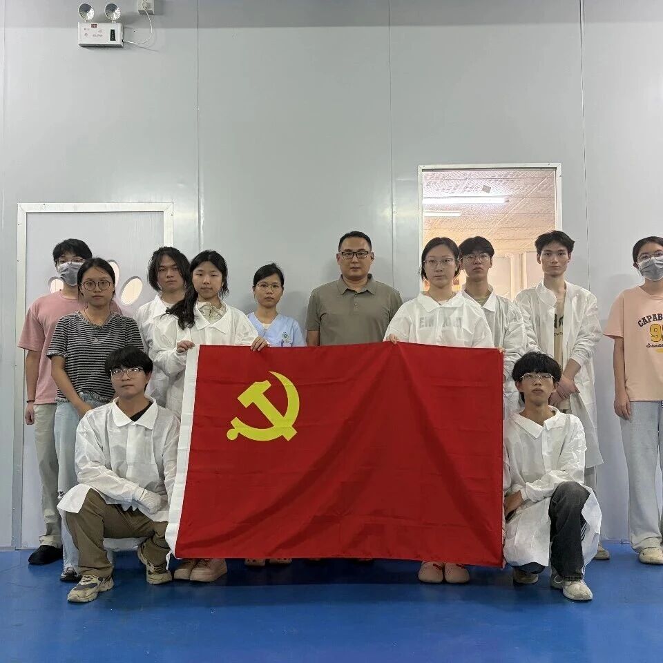 范恒新院长指导学生实操